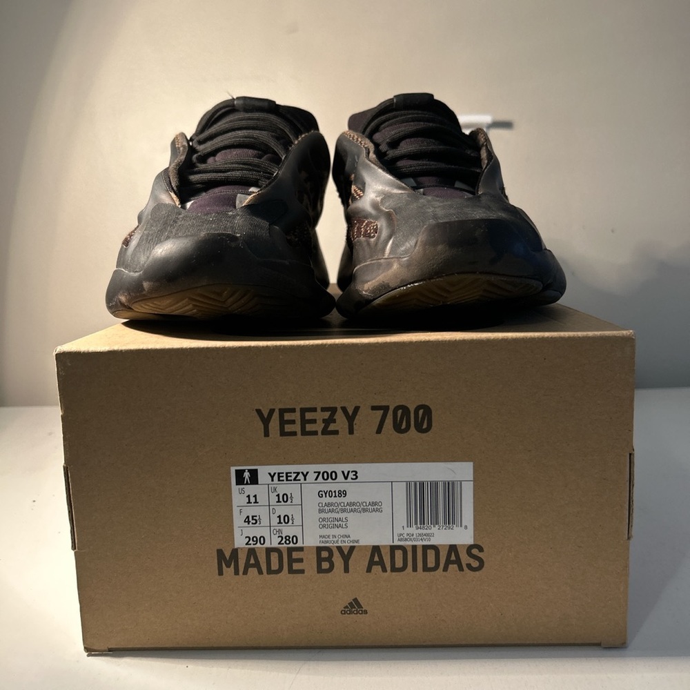 Size 11 US Men YEEZY 700 V3